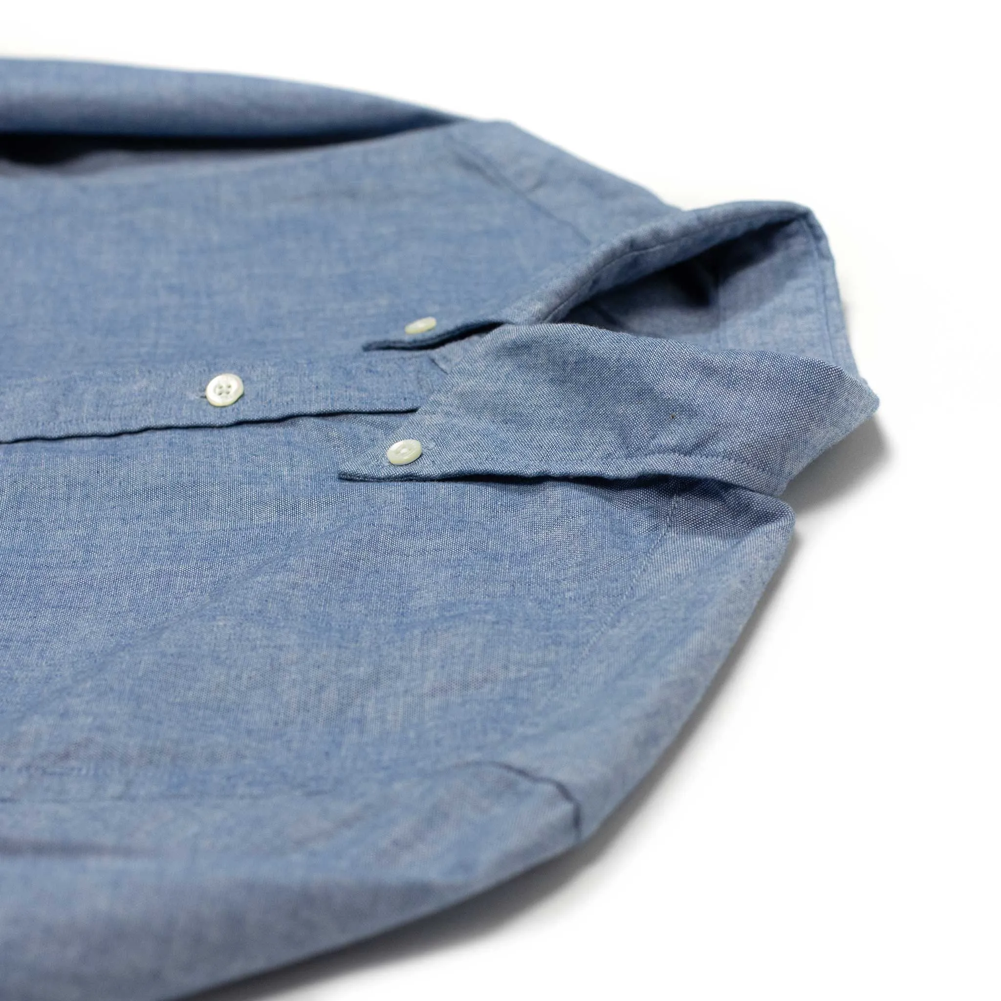 Buttoned collar shirt in classic blue chambray