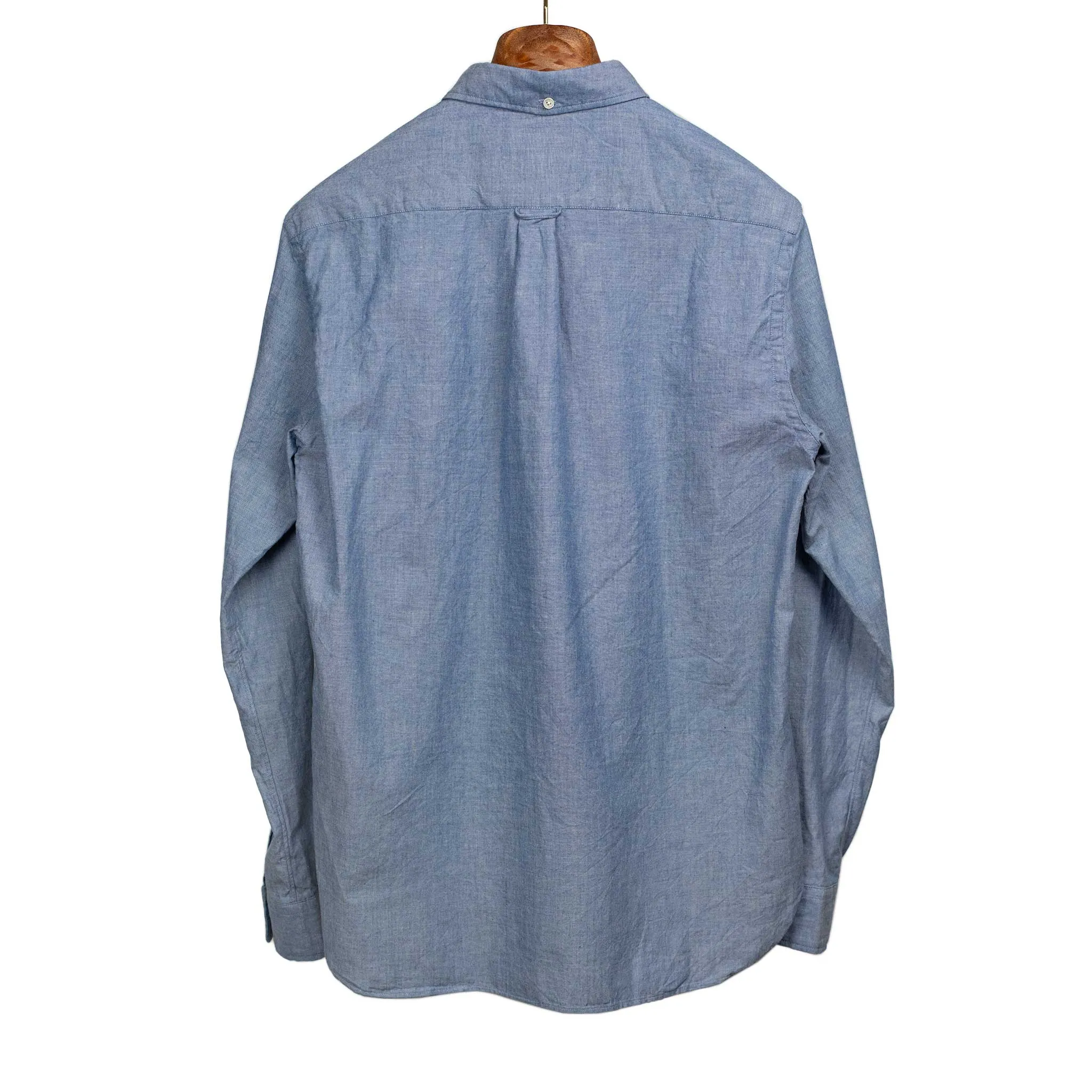 Buttoned collar shirt in classic blue chambray