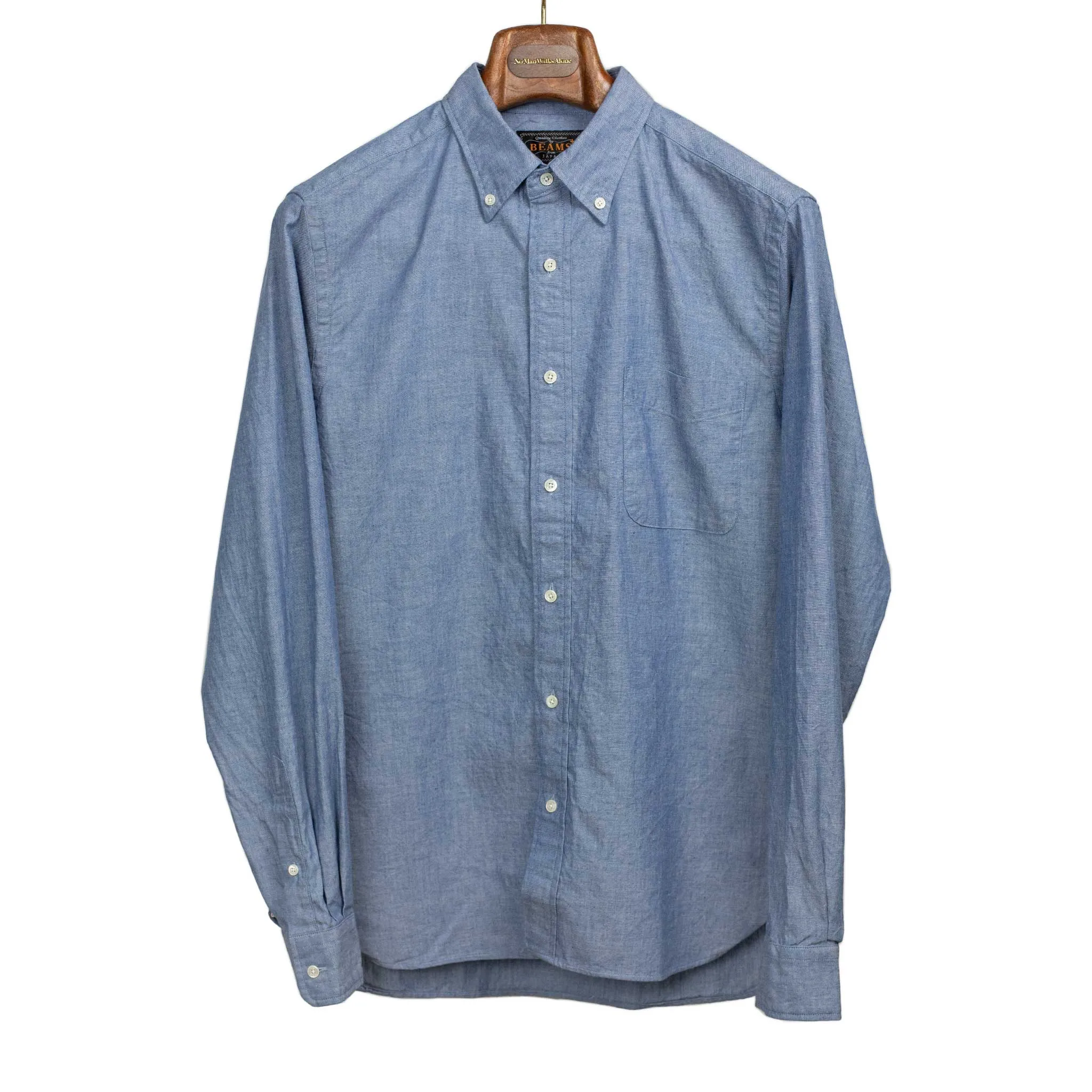 Buttoned collar shirt in classic blue chambray