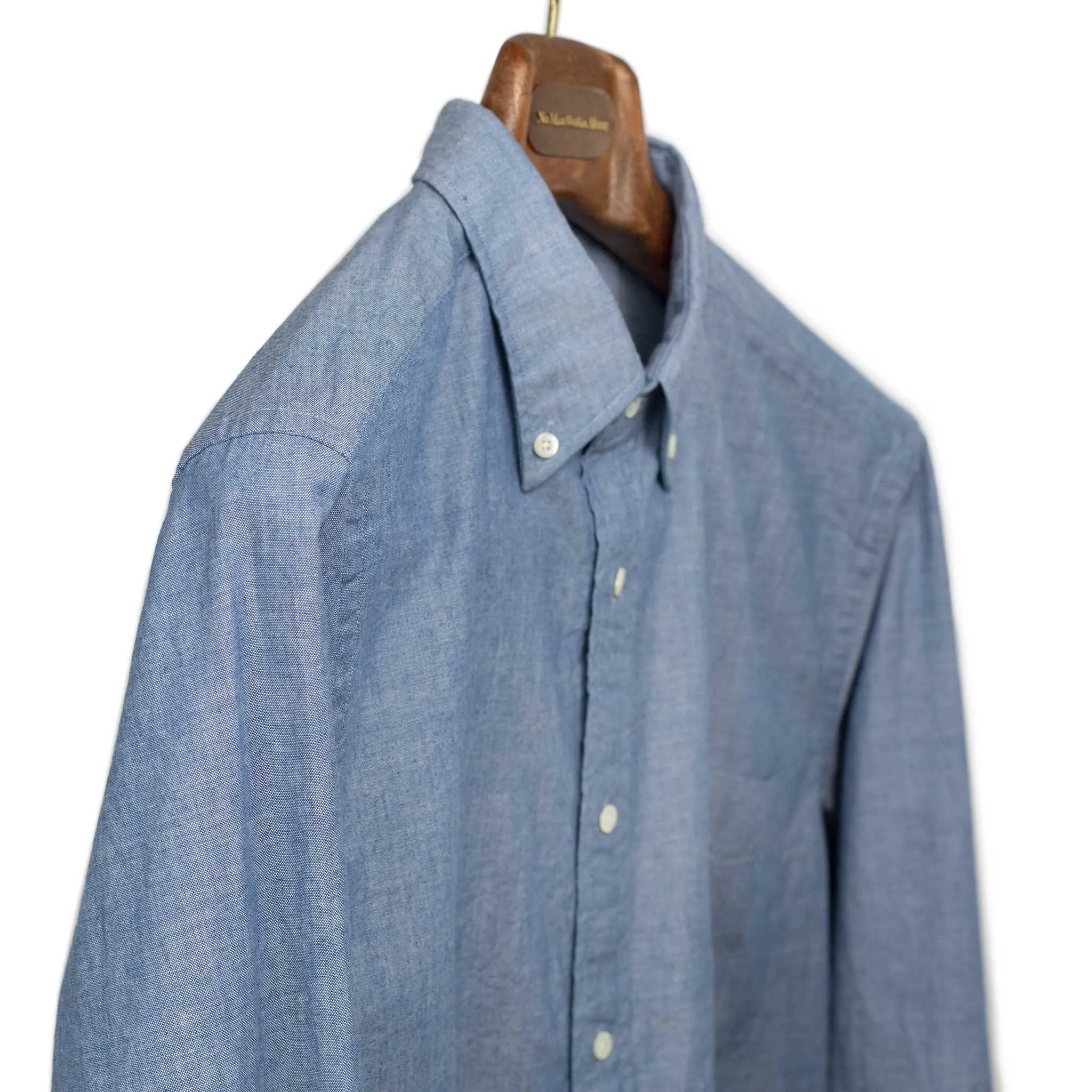 Buttoned collar shirt in classic blue chambray