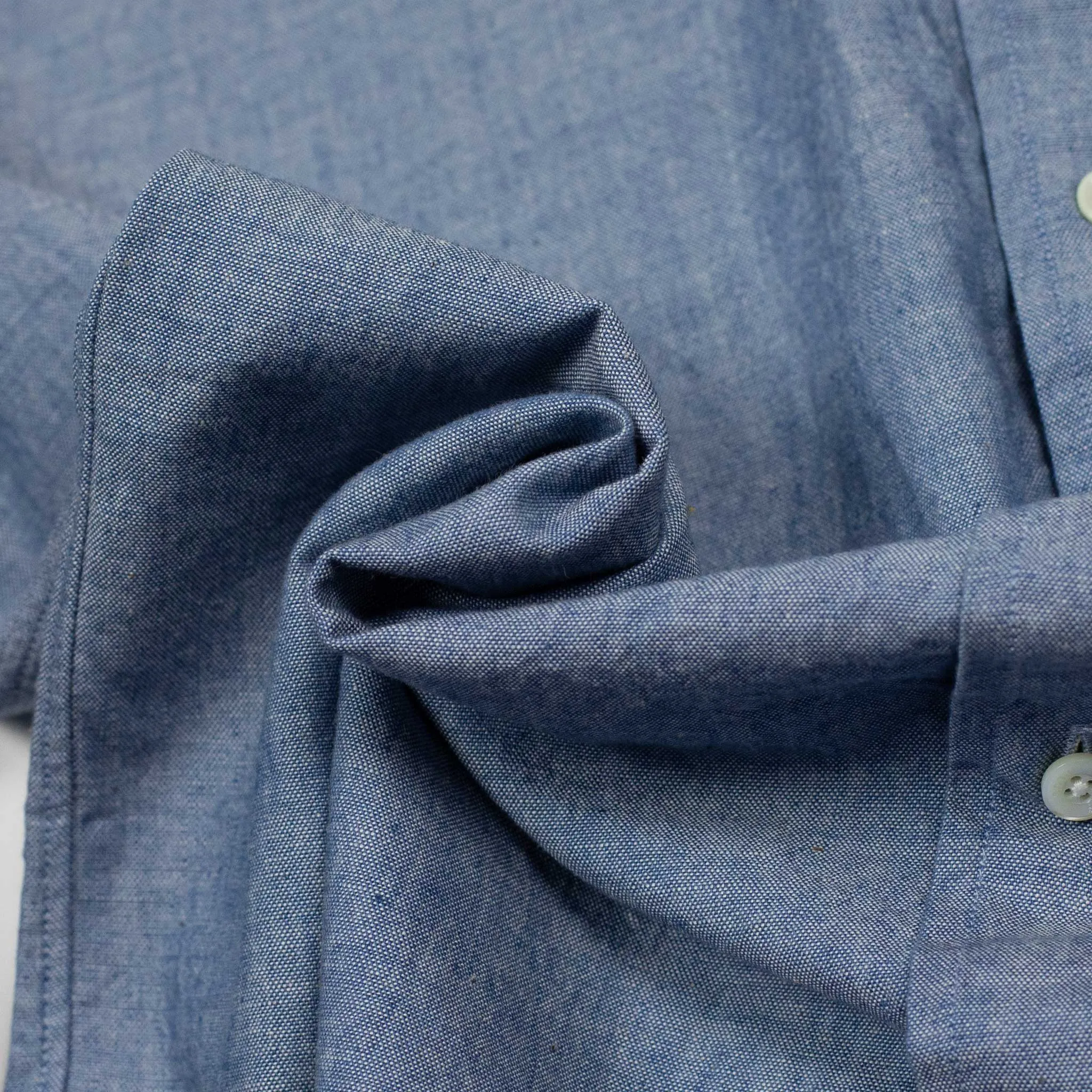 Buttoned collar shirt in classic blue chambray